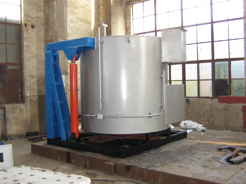 Tilting aluminum melting furnace